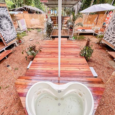Nomadic Surf Camp Pansiyon Uvita Dış mekan fotoğraf
