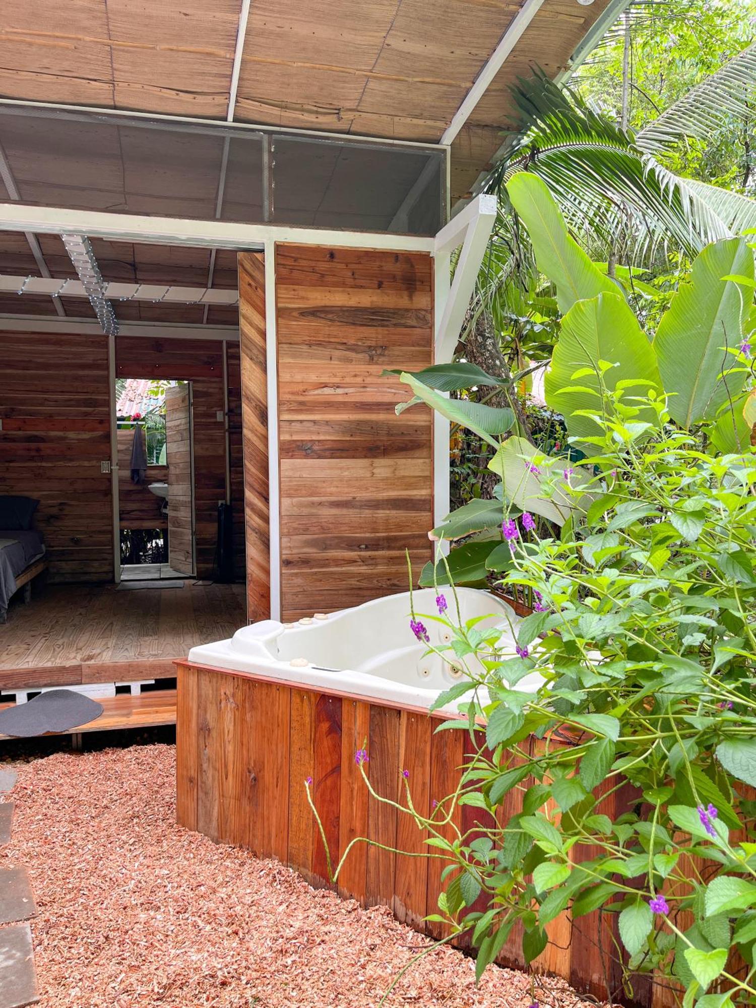 Nomadic Surf Camp Pansiyon Uvita Dış mekan fotoğraf