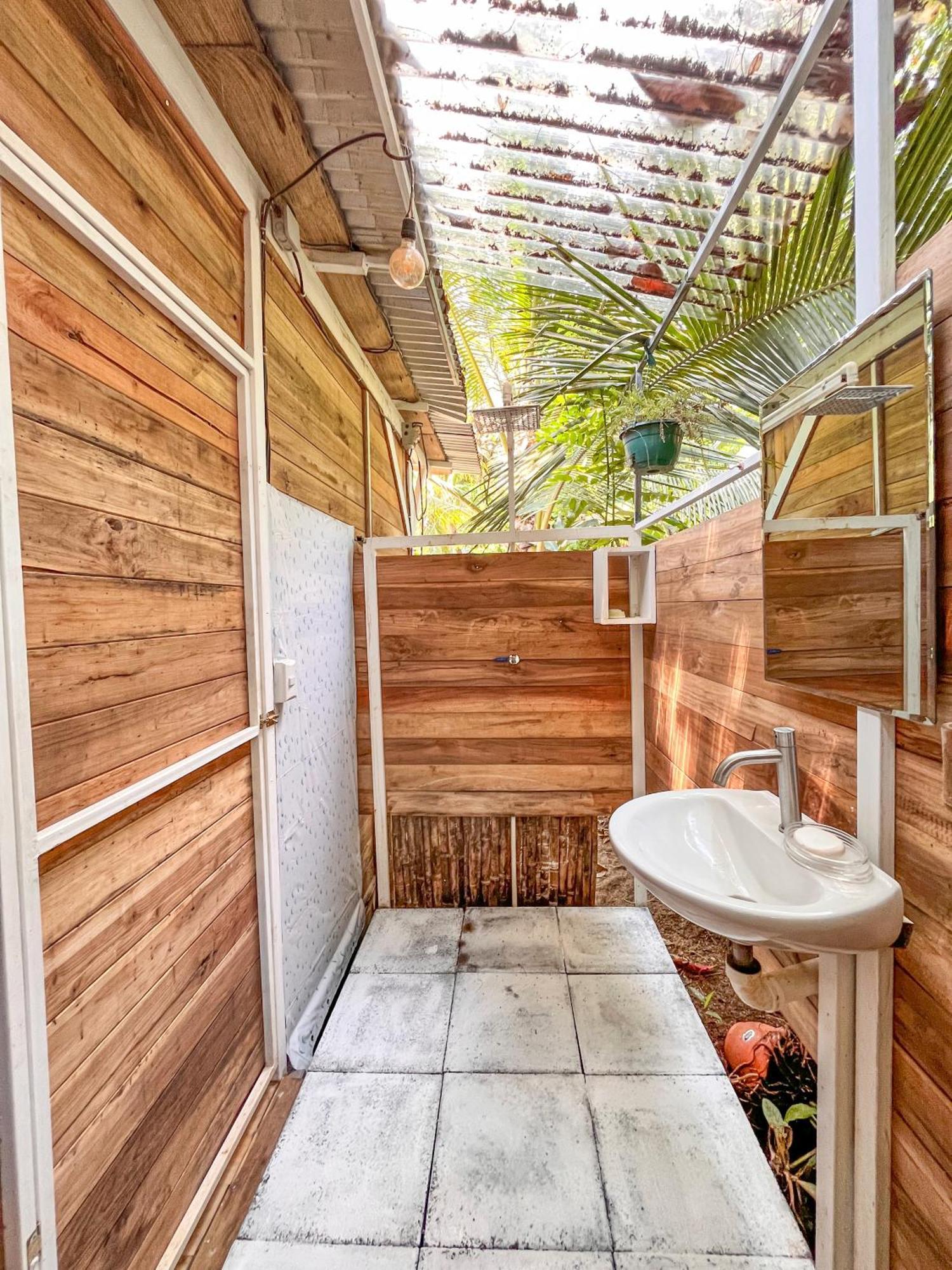 Nomadic Surf Camp Pansiyon Uvita Dış mekan fotoğraf