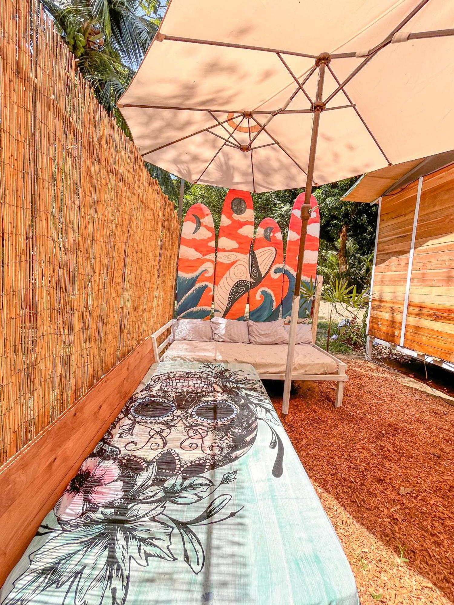 Nomadic Surf Camp Pansiyon Uvita Dış mekan fotoğraf