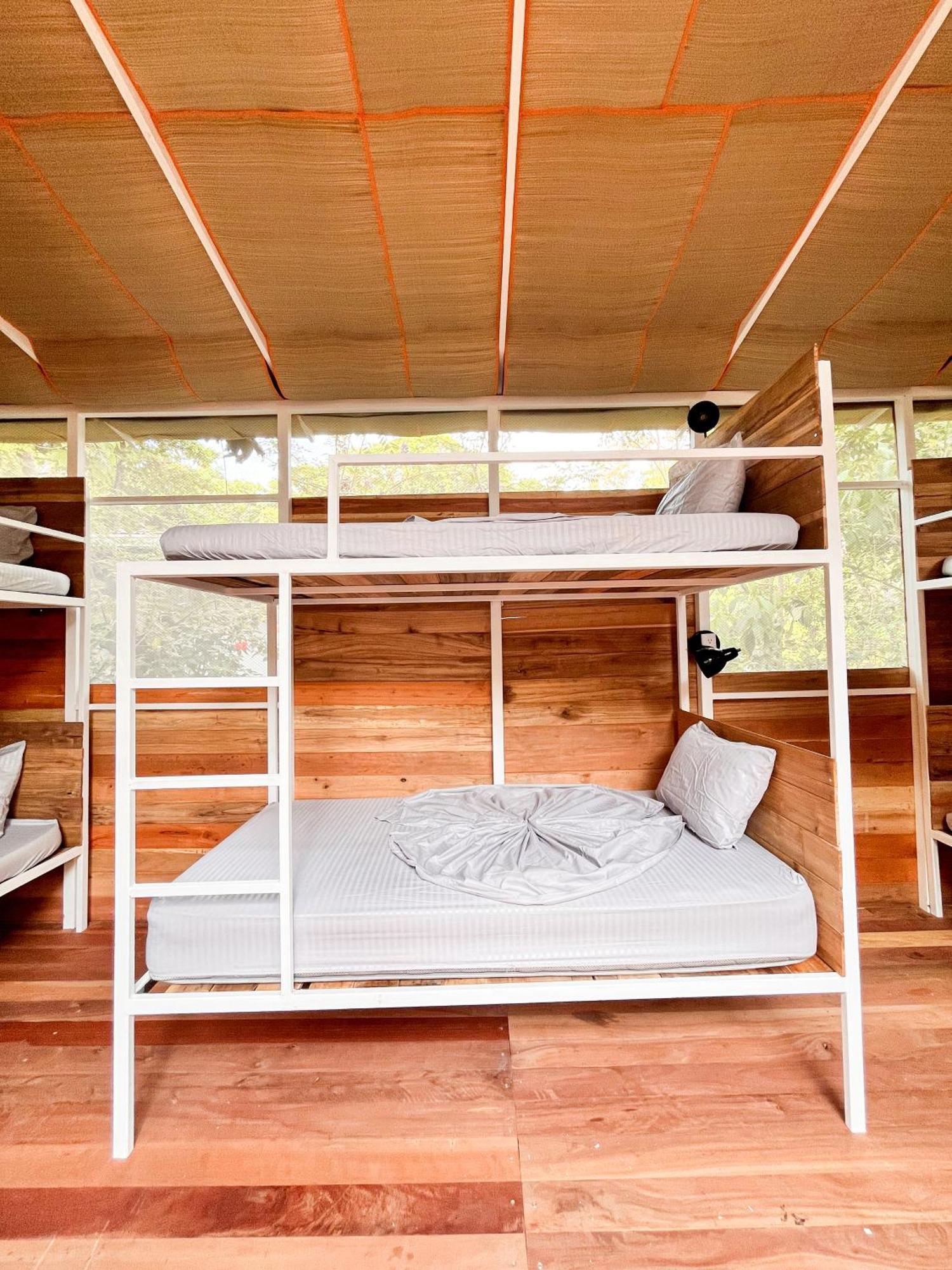 Nomadic Surf Camp Pansiyon Uvita Dış mekan fotoğraf