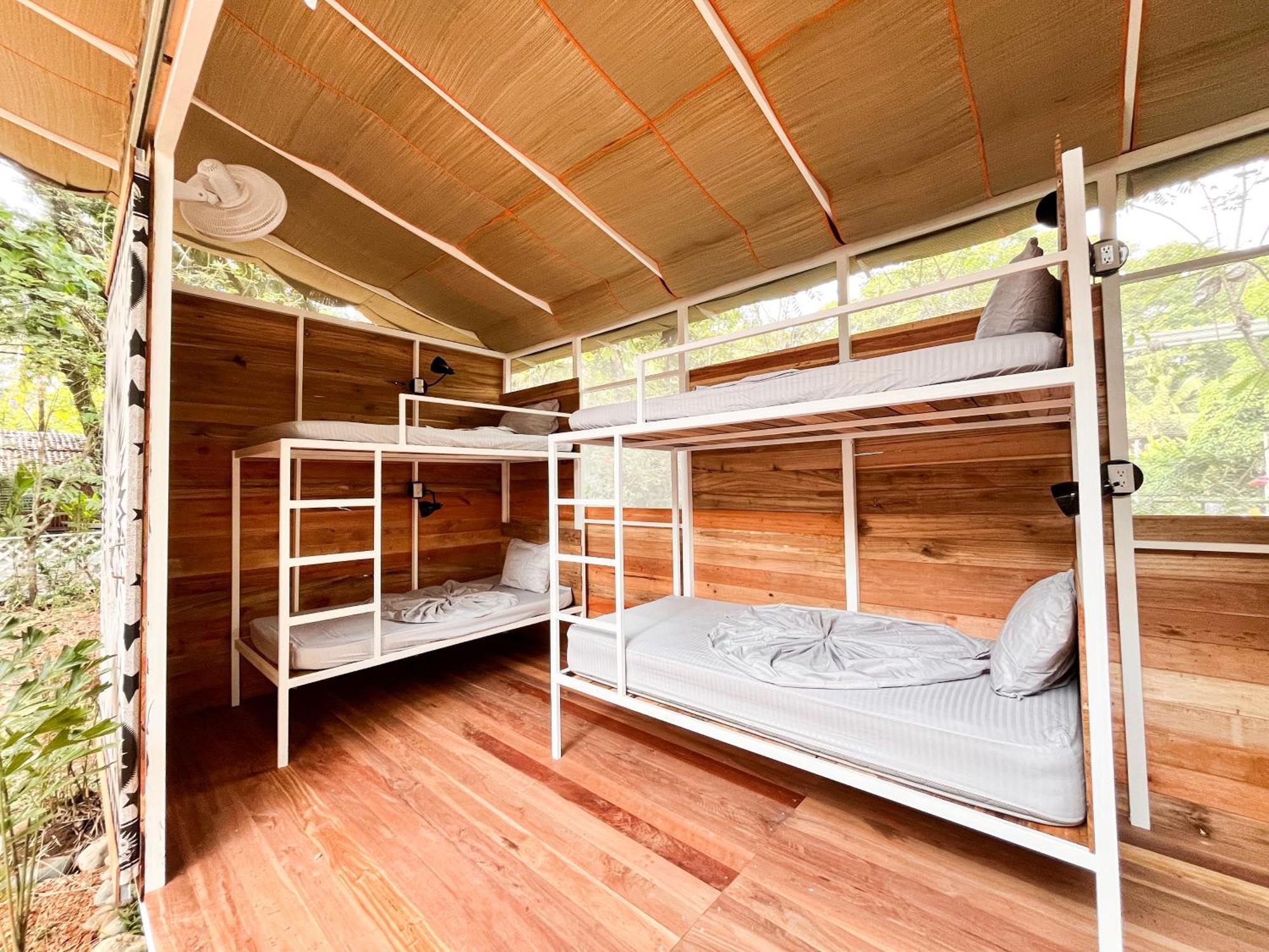 Nomadic Surf Camp Pansiyon Uvita Dış mekan fotoğraf